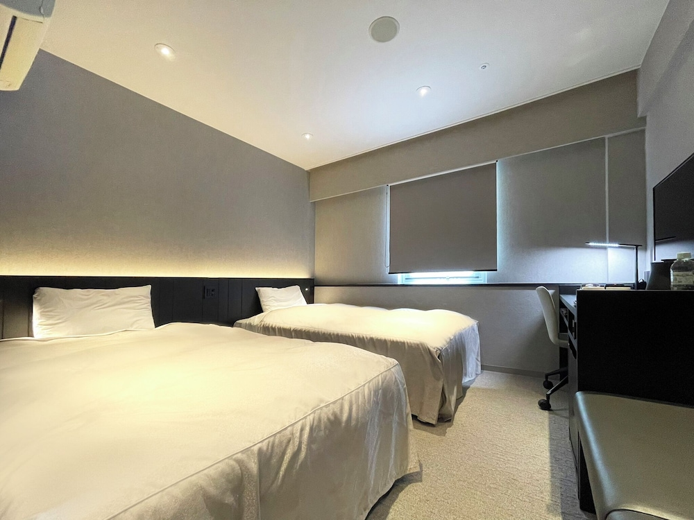 DESIGNER, TWIN BEDS, SMOKING