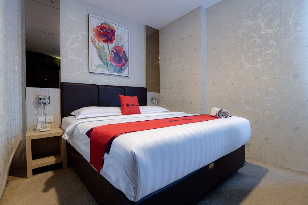 RedDoorz Premium near Grand Batam Mall 34/50