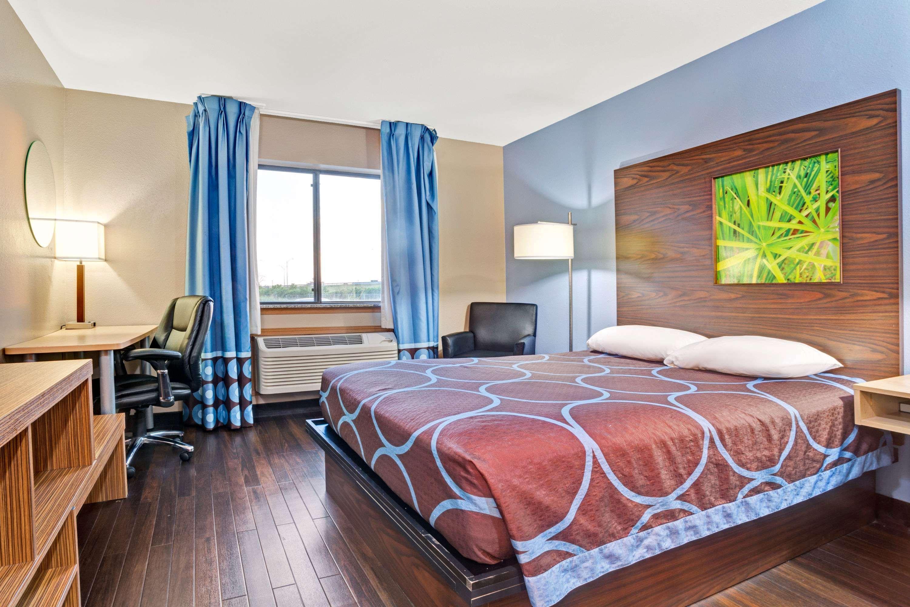 Super 8 by Wyndham Louisville Airport 4/16