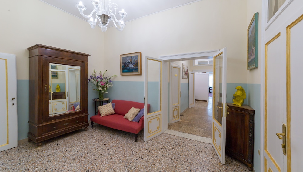 Friendly Venice Suites 32/48