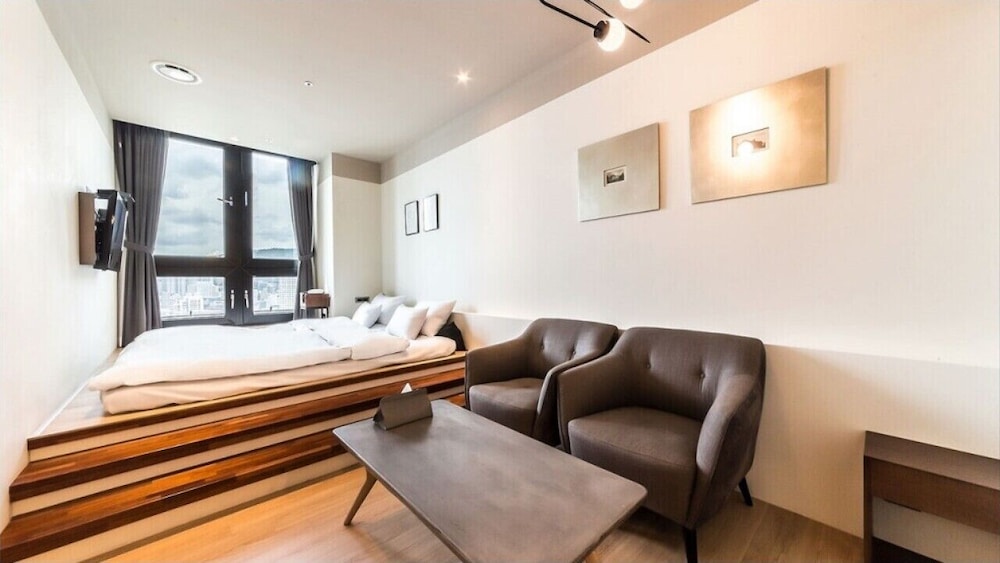Run of House, Futon Bed, H Avenue 8/10