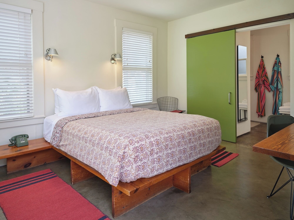 STANDARD, QUEEN BED