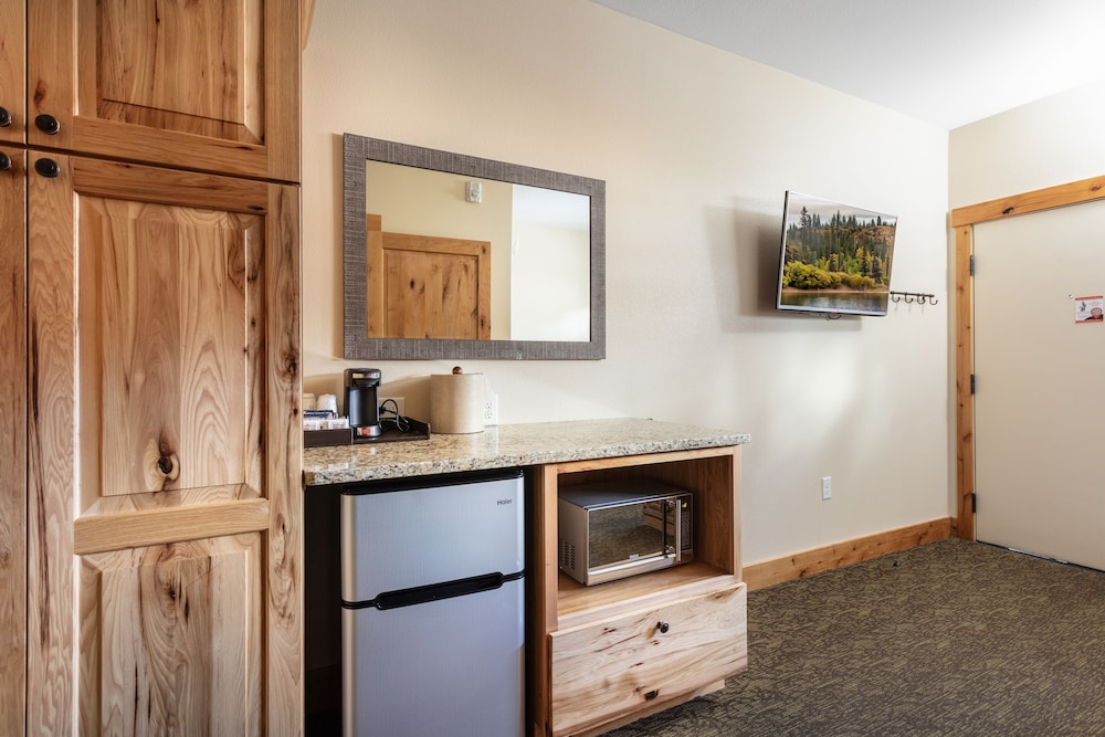 Coyote Mountain Lodge 7/50