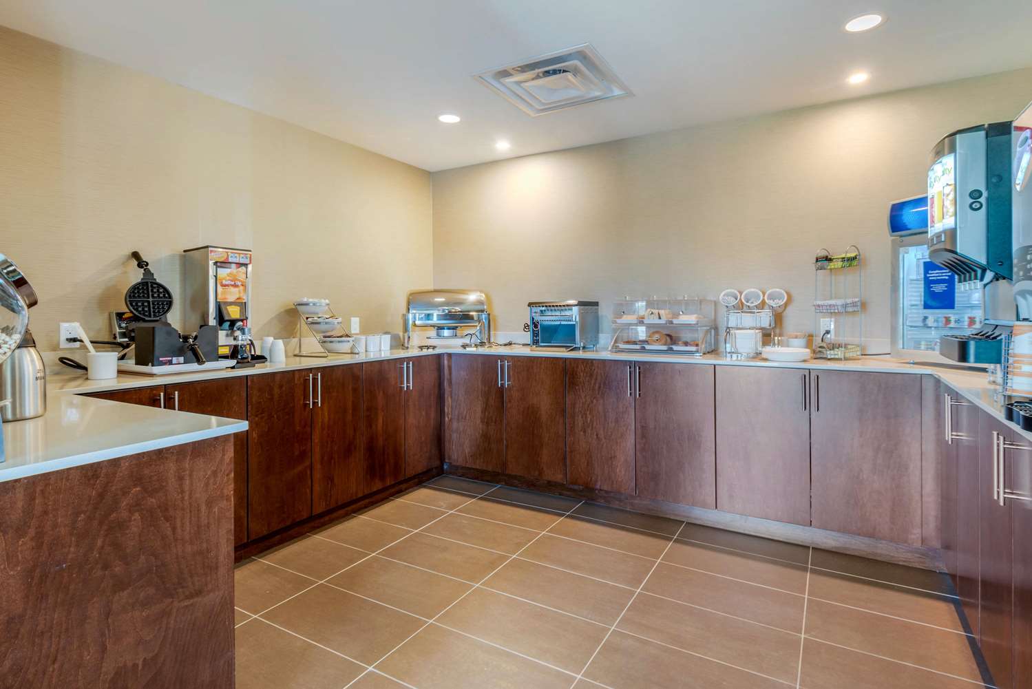 Comfort Inn & Suites Napanee, ON 4/11