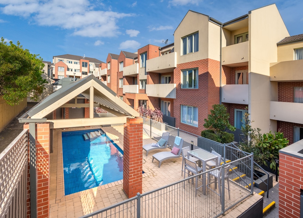 MainStay Suites Kew 59/60