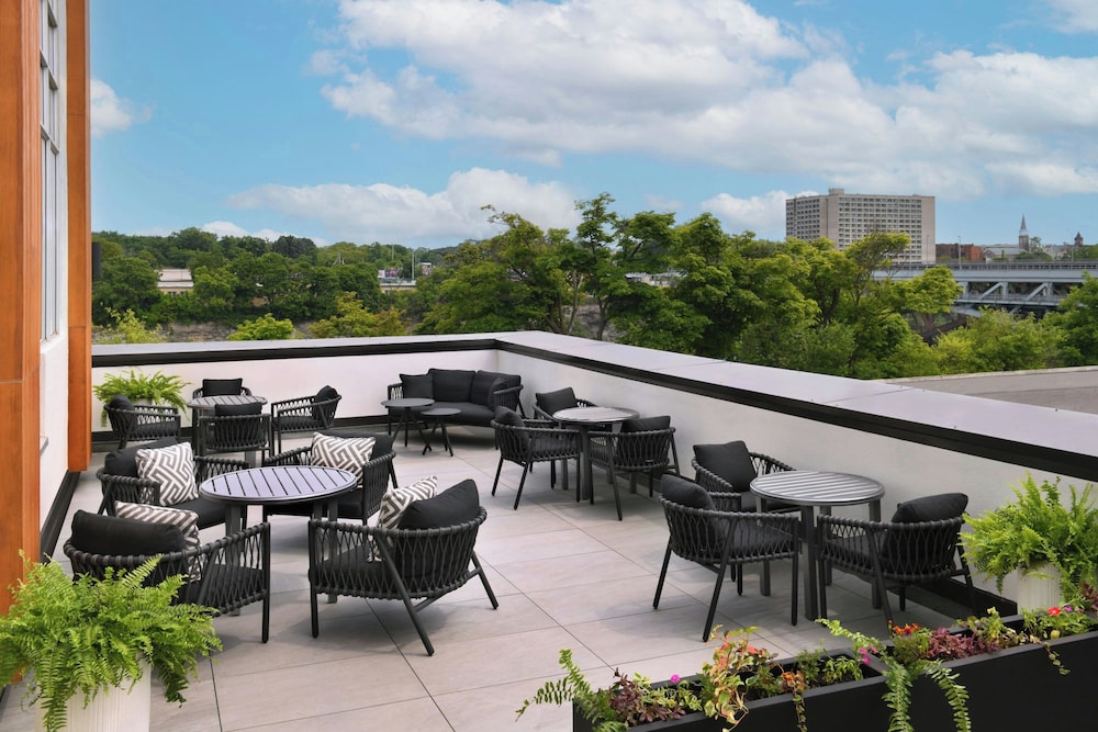 Ramada By Wyndham Niagara Falls By the River 39/47