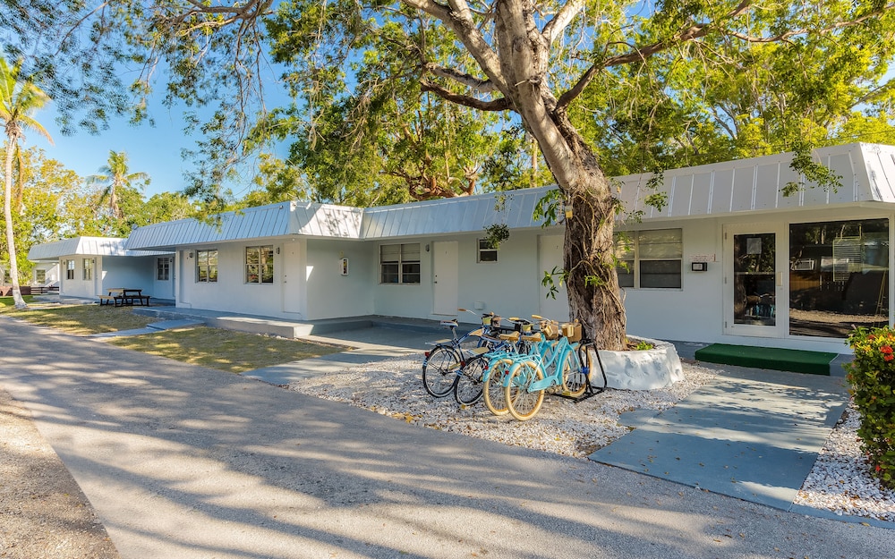 Drift Hotel 2/64
