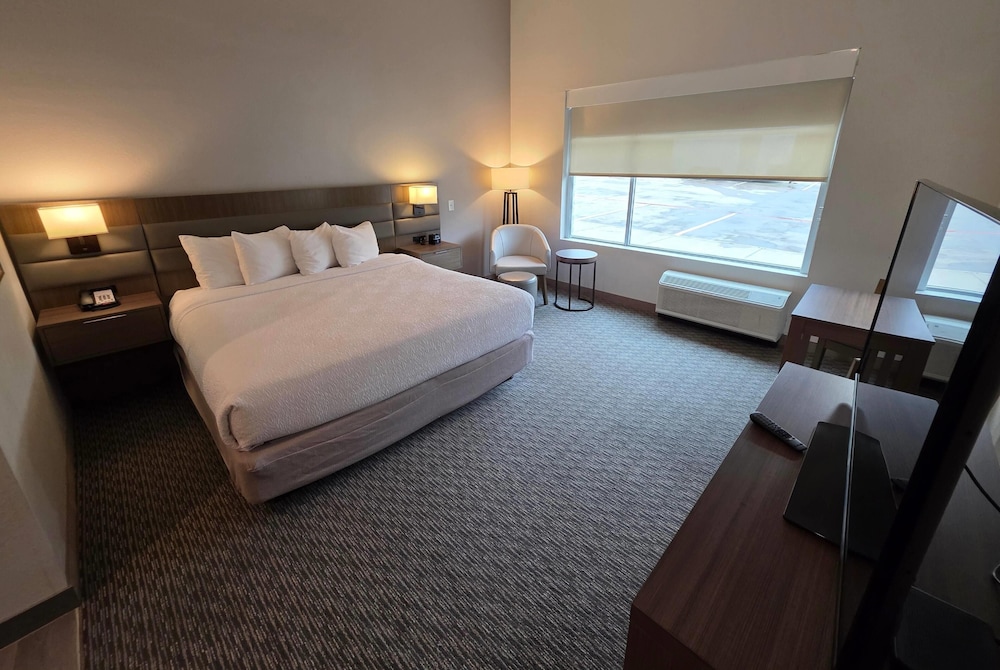 SUITE, KING BED, KITCHEN