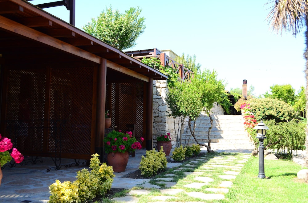 Ada Bacchus Hotel 2/50
