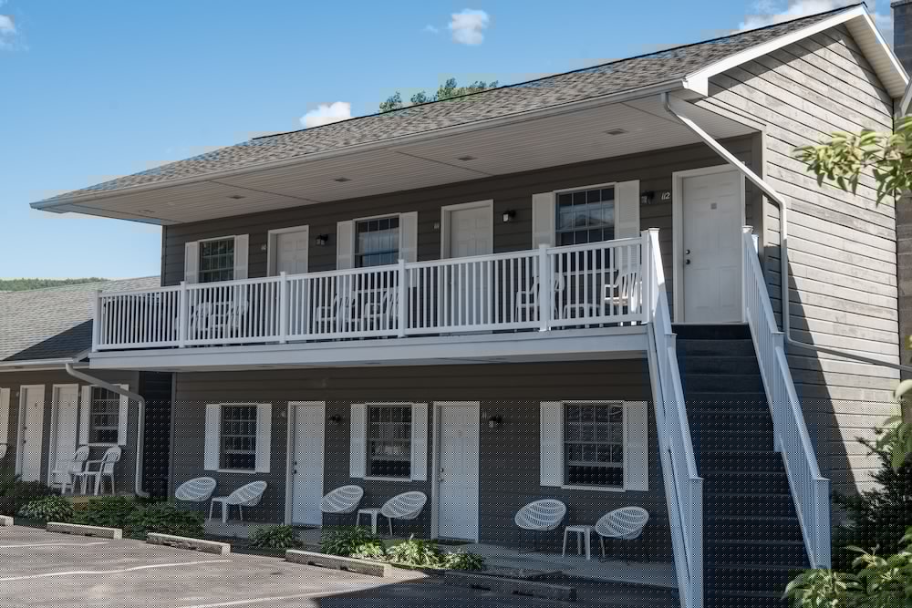 Adirondack Retreat Inn and Suites 1/36