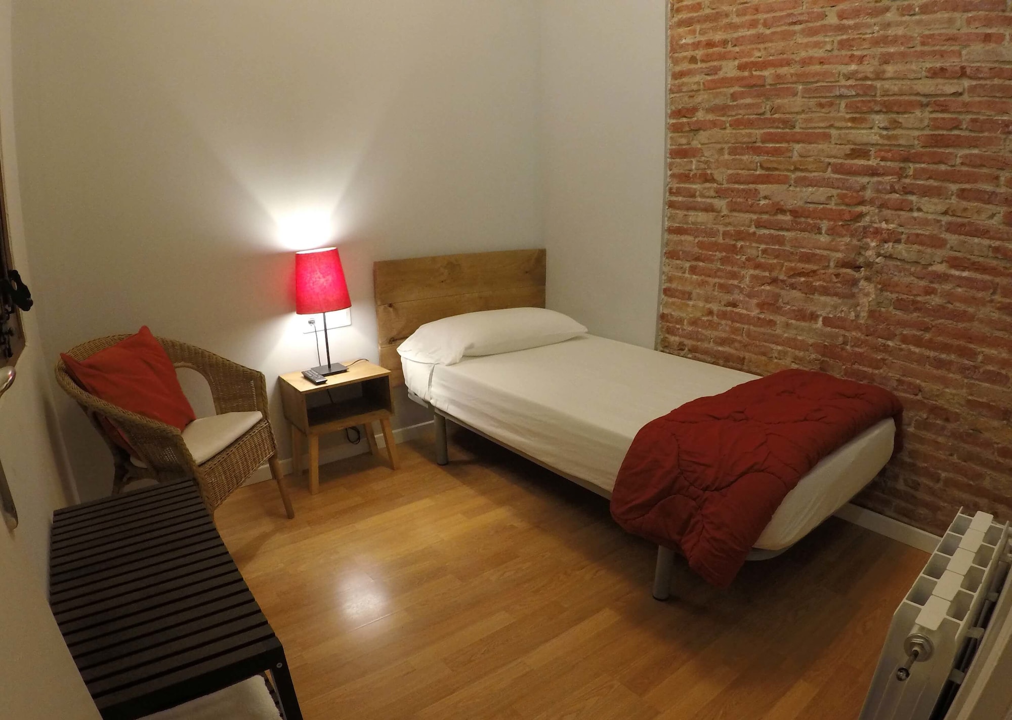 ROOM, SINGLE, SHARED BATHROOM