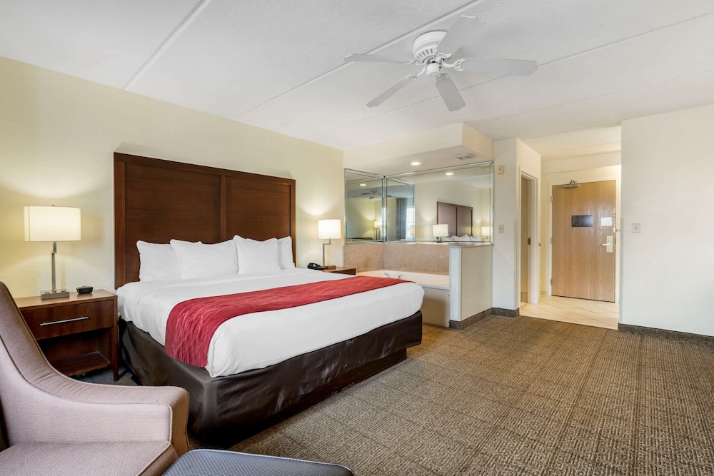 ROOM, KING BED, SOFA, JETTED TUB