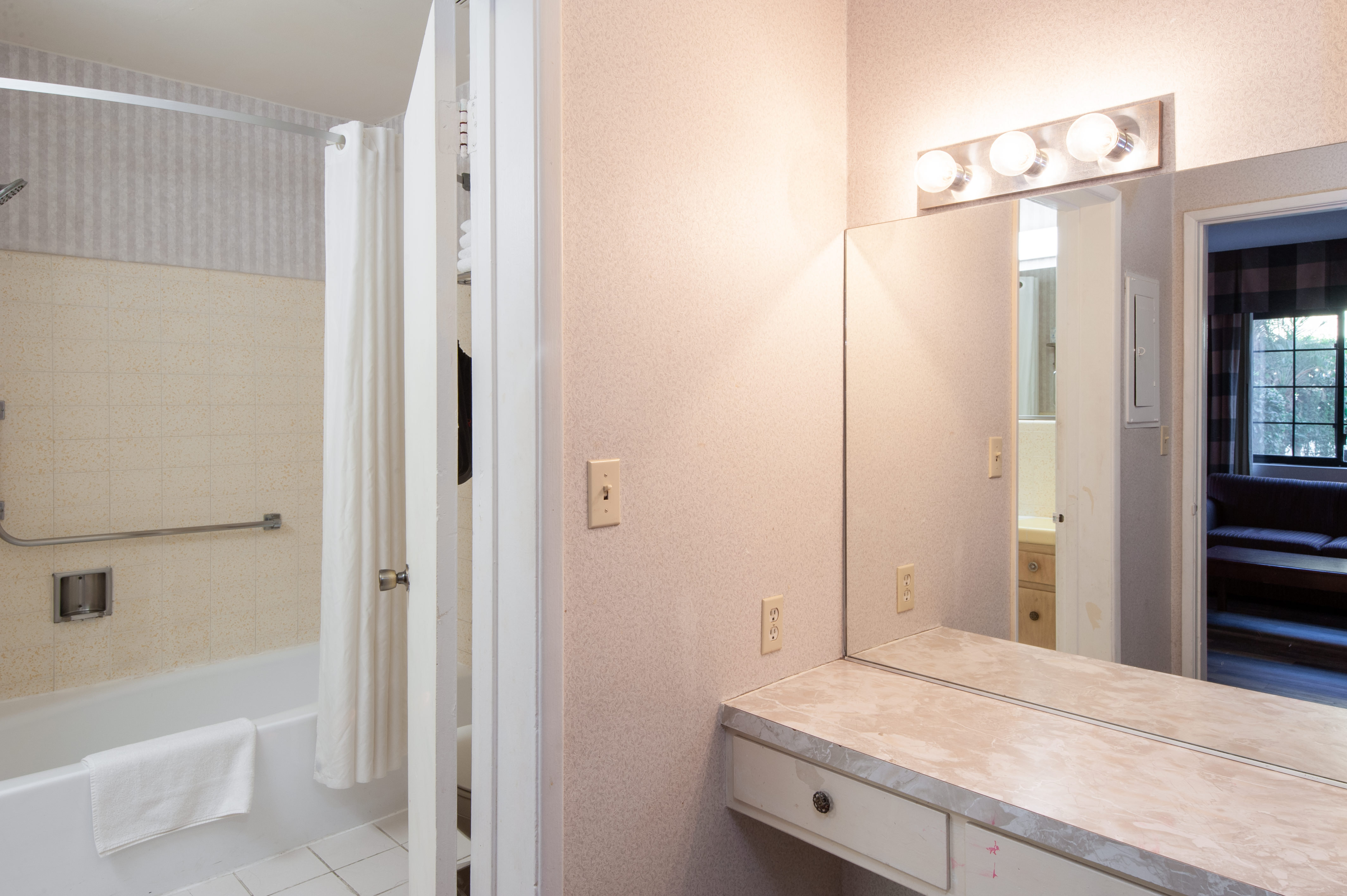 Studio City Court Yard Hotel 63/64