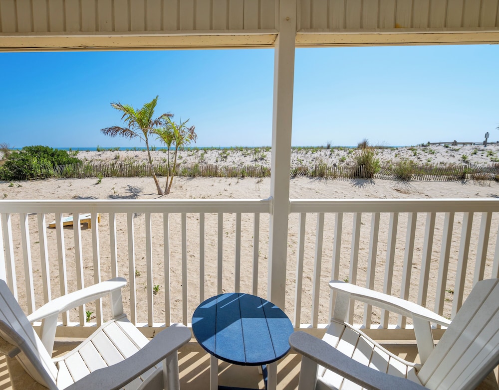 Drifting Sands Oceanfront Hotel 51/70