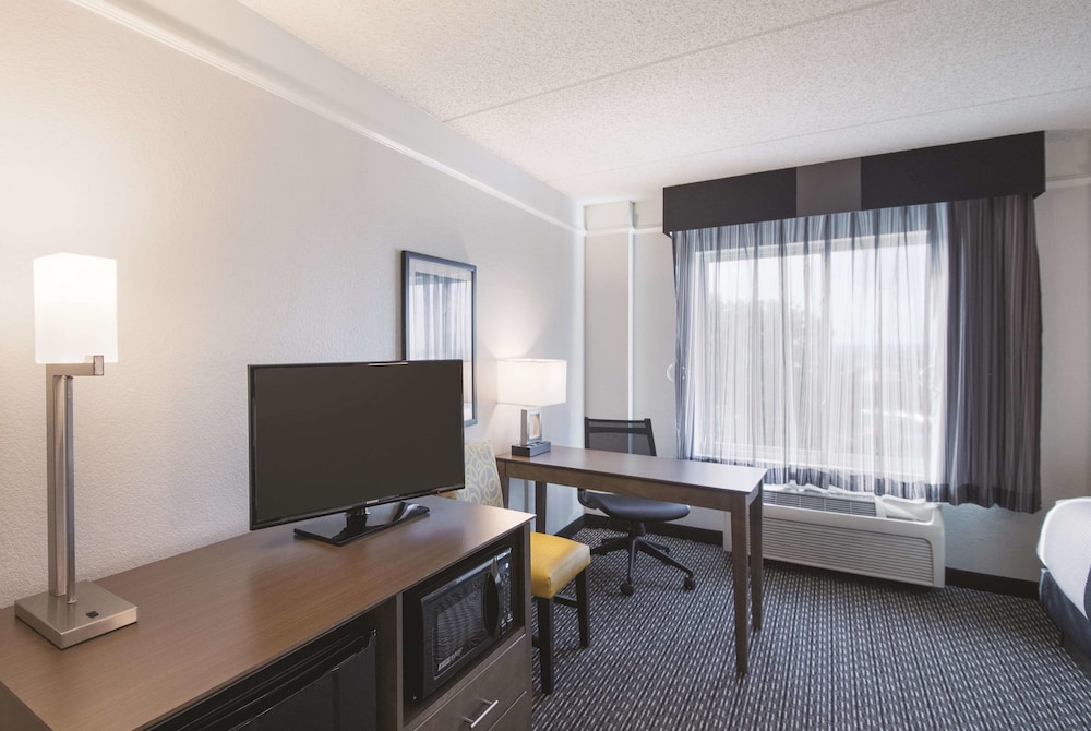 La Quinta Inn & Suites by Wyndham Austin Airport 44/46
