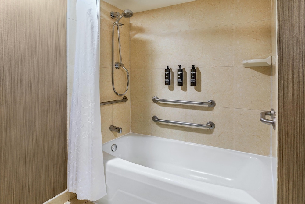 غرفة بسرير كوين لذوي الإعاقة، Courtland Grand Hotel, Trademark Collection by Wyndham 5/5