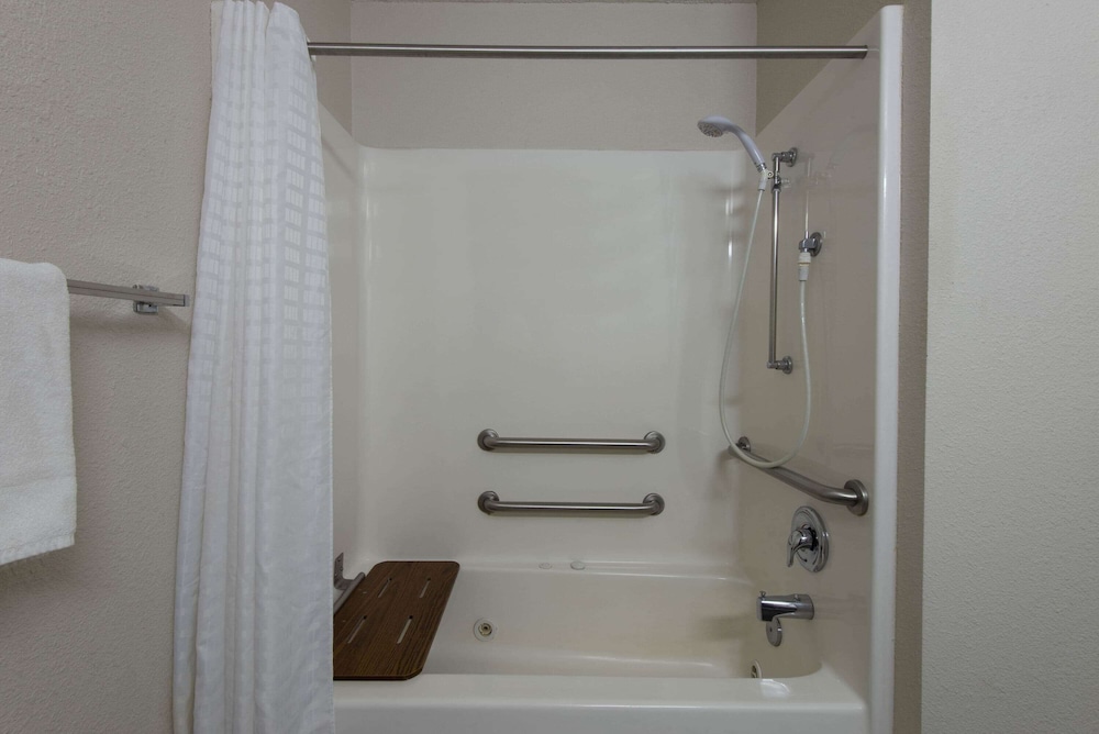 La Quinta Inn & Suites by Wyndham Erie 13/51