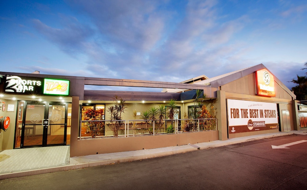 BALACLAVA HOTEL 3/49