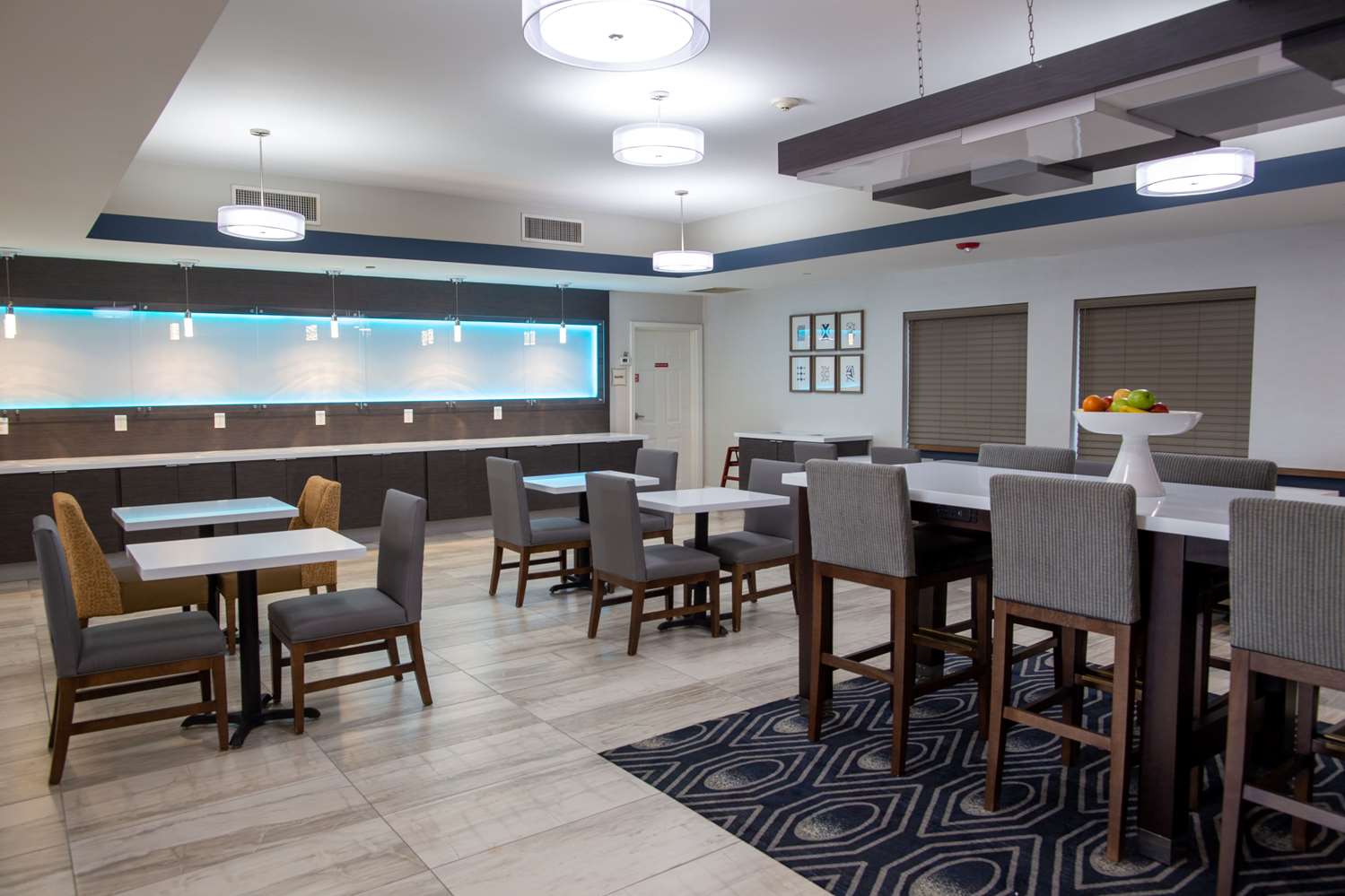 La Quinta Inn & Suites by Wyndham Houston East at Normandy 55/63