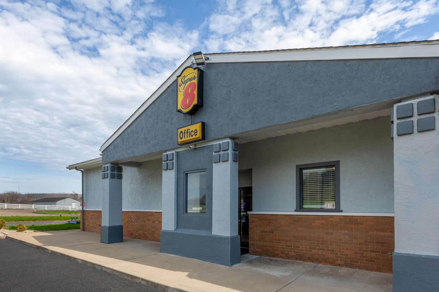 Super 8 By Wyndham Newcomerstown 17/22