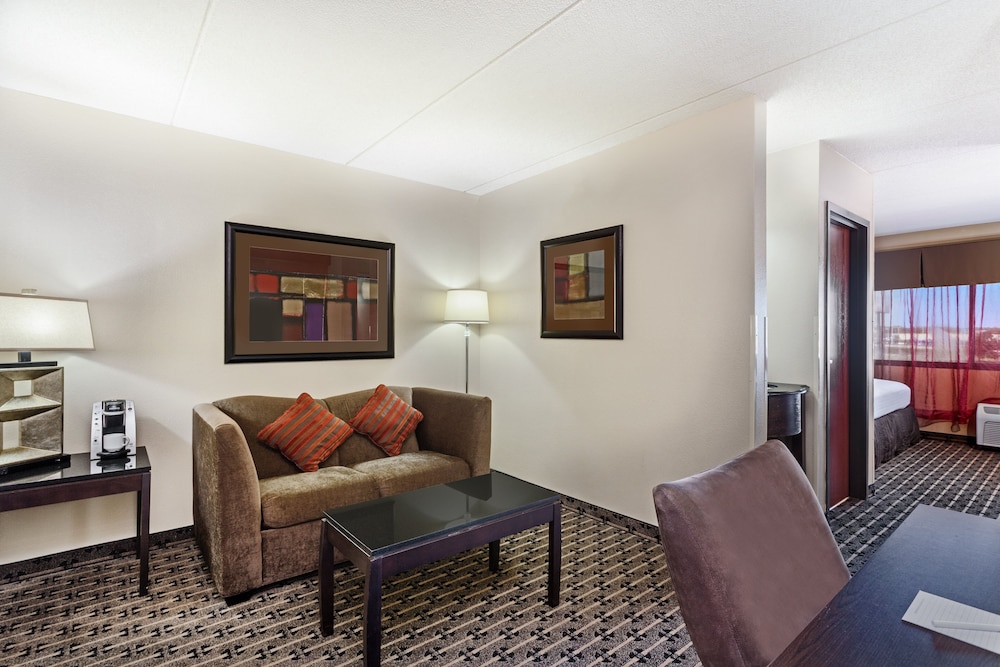 CROWNE PLAZA MILWAUKEE AIRPORT 31/81