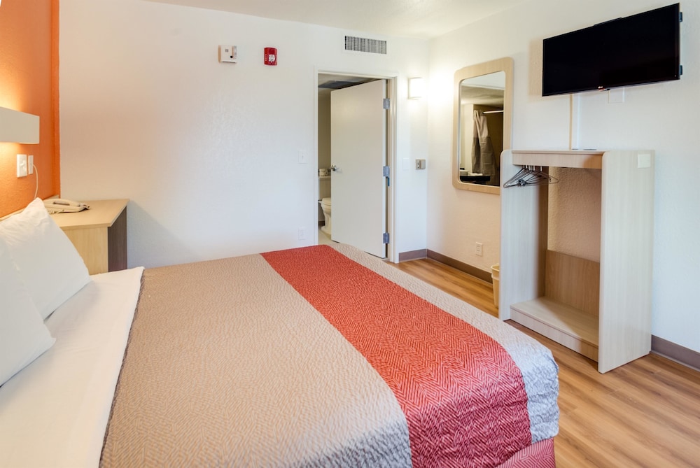 Motel6 Lenexa, KS - Kansas City Southwest 14/44
