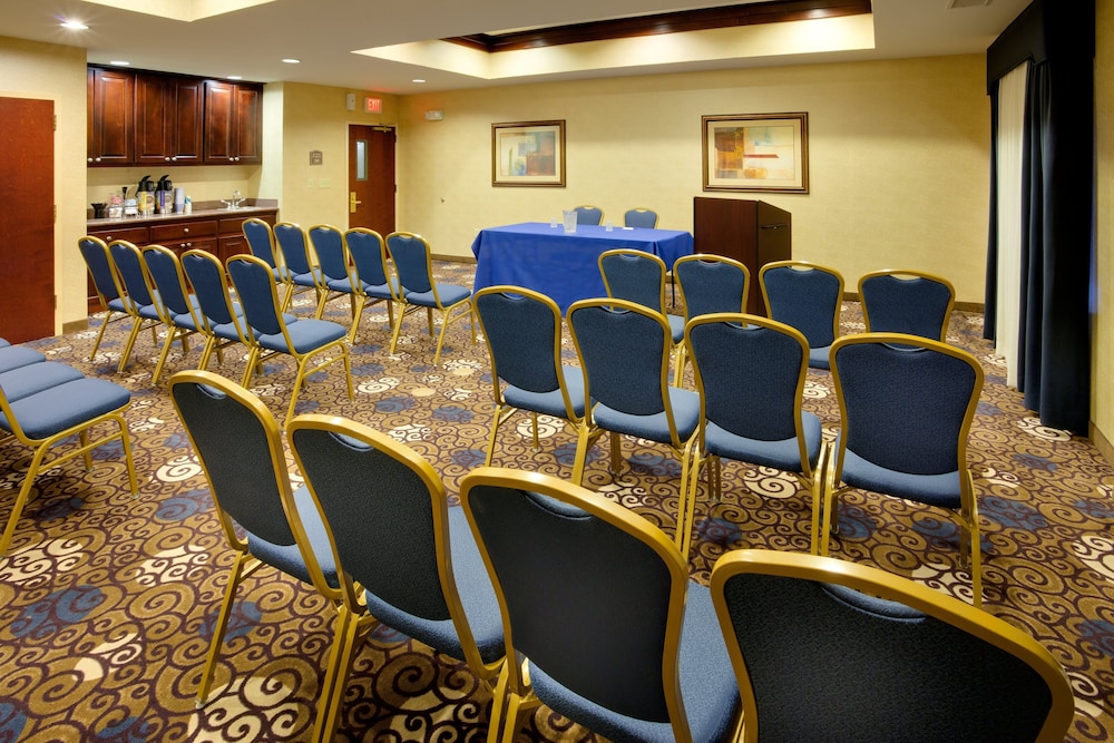 Holiday Inn Express & Suites Tower Center New Brunswick 35/39