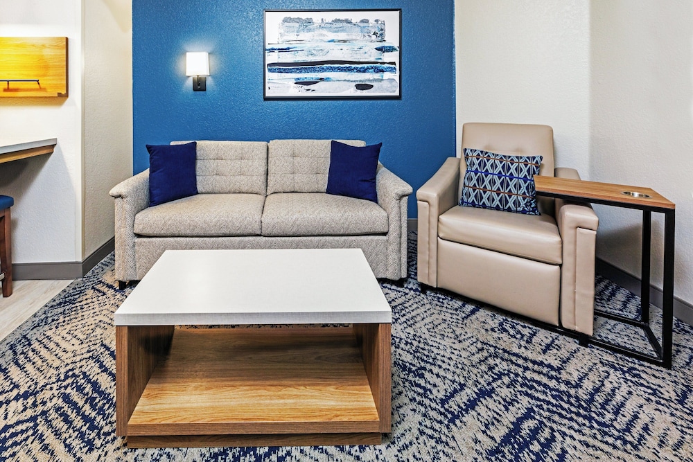 Candlewood Suites Fayetteville – University of Arkansas 36/63