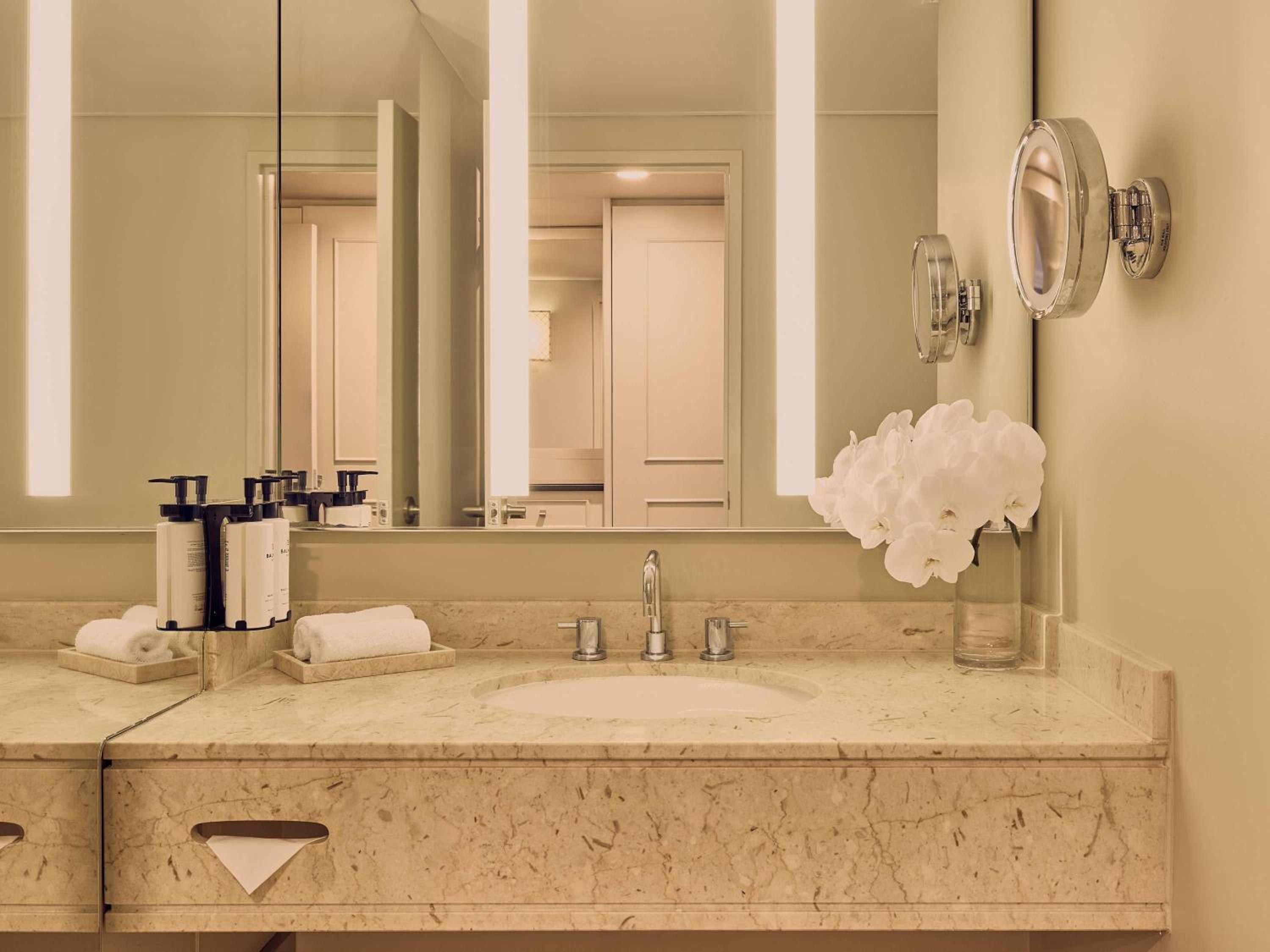 جناح تنفيذي بسرير كينج وسرير كوين بإطلالة على المدينة مع أريكة بمنطقة جلوس، SOFITEL BRISBANE CENTRAL 5/5