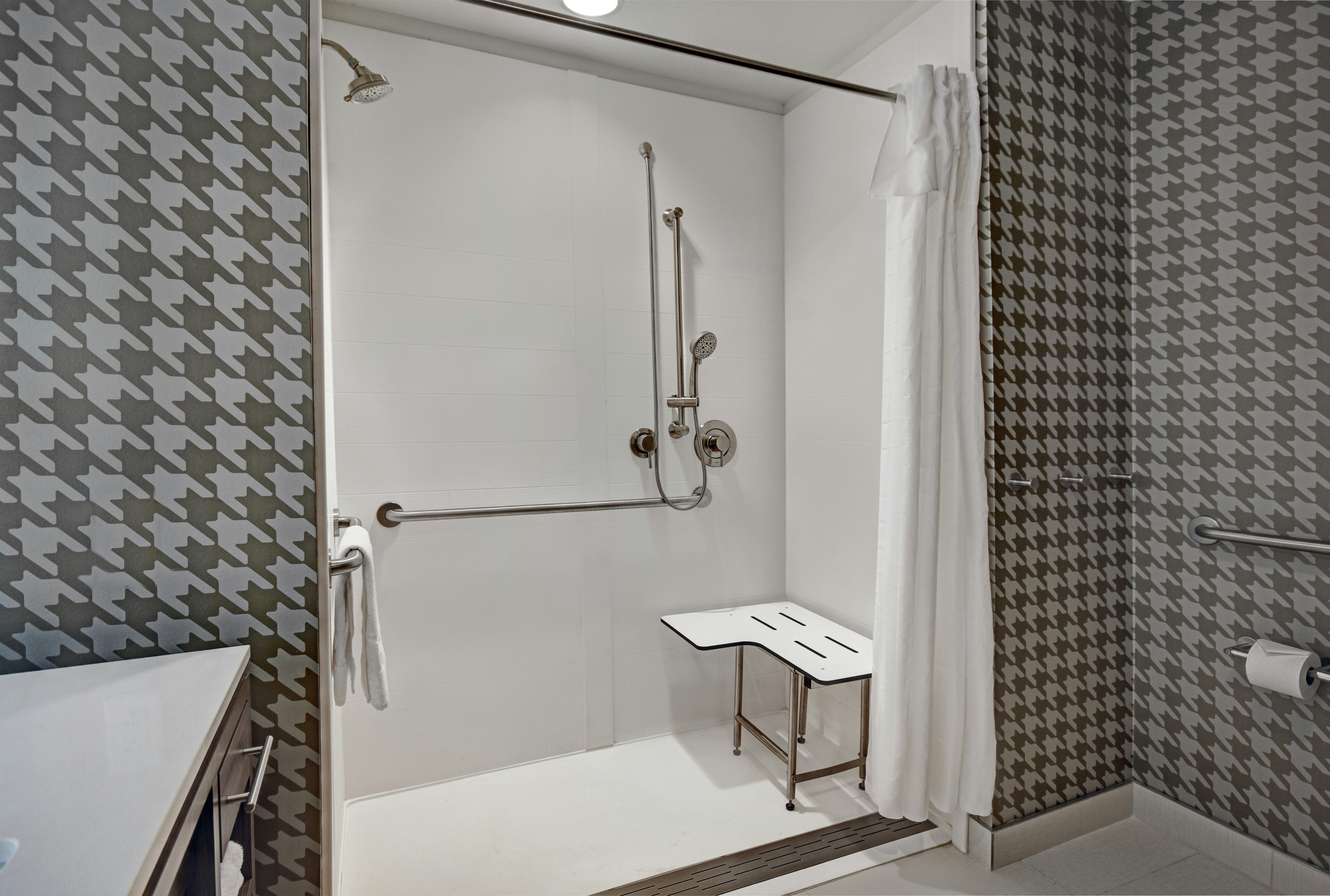 SUITE, KING BED, ACCESSIBLE
