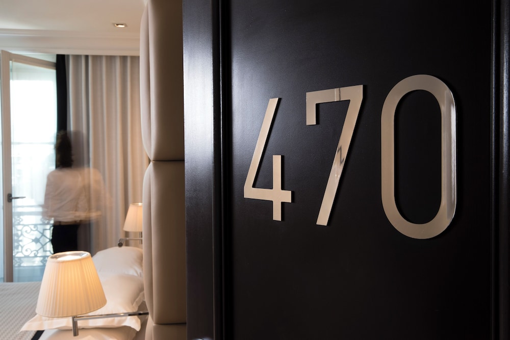 Hotel R de Paris 40/64