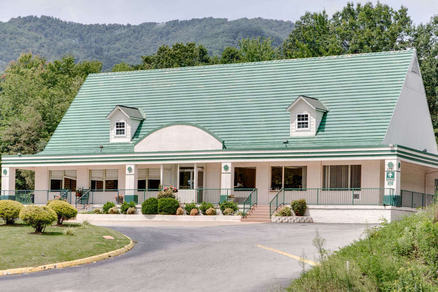 Days Inn by Wyndham Asheville West 1/7