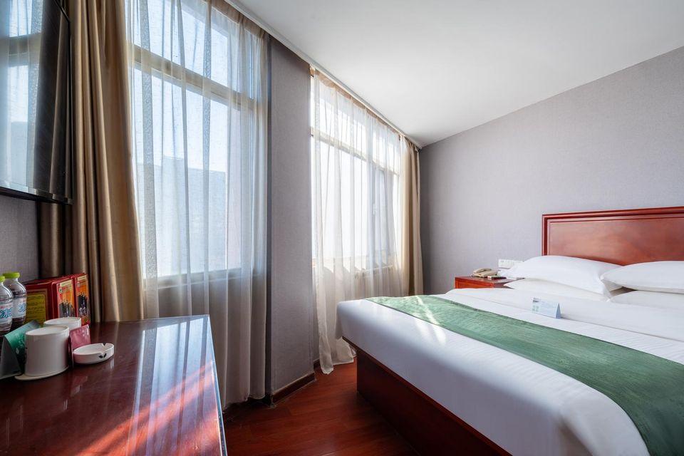 ROOM, QUEEN BED