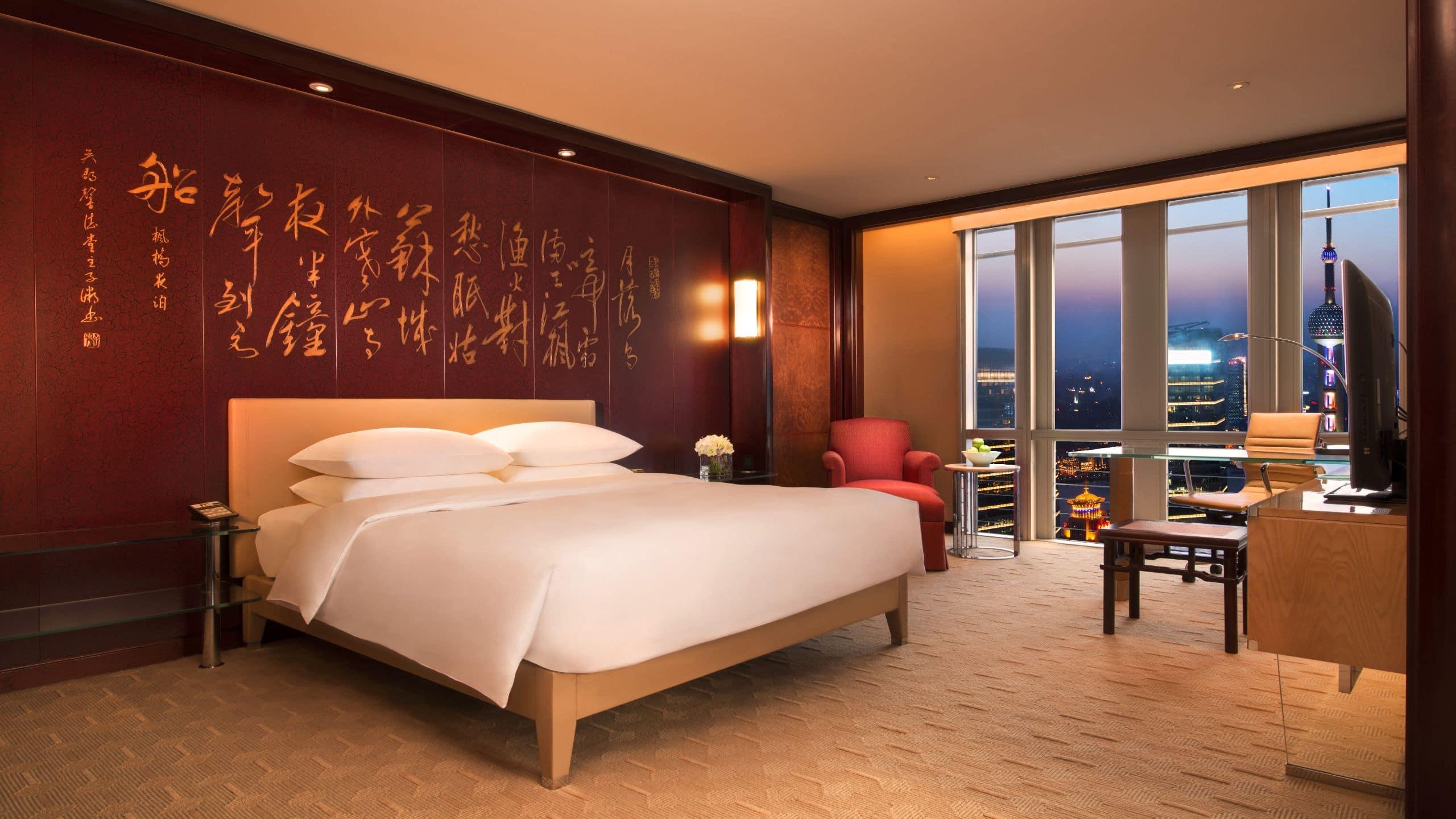 Grand Queen Bed