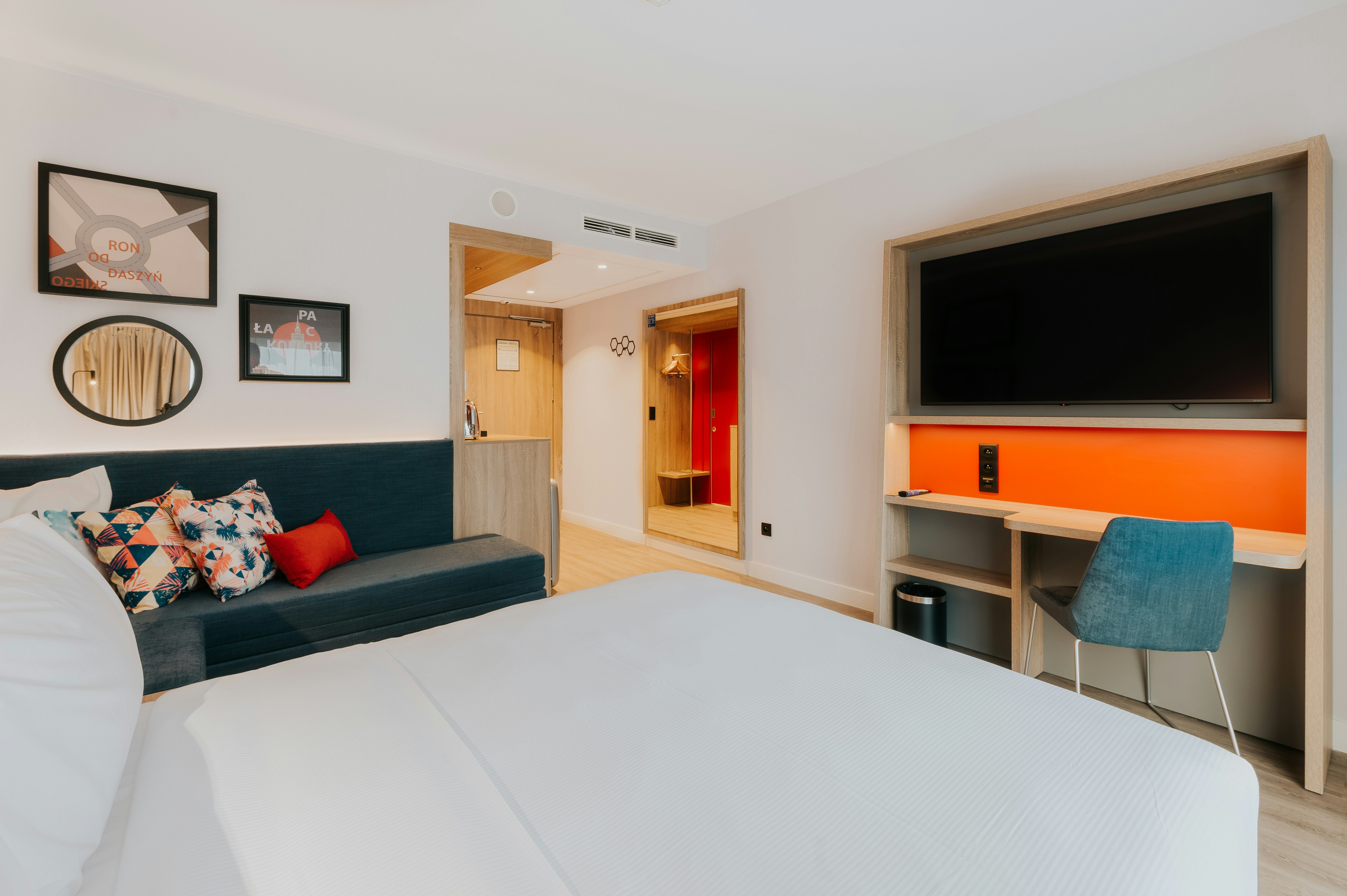 ROOM, QUEEN BED, SOFA
