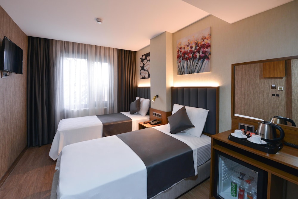 DELUXE, DOUBLE OR TWIN BED