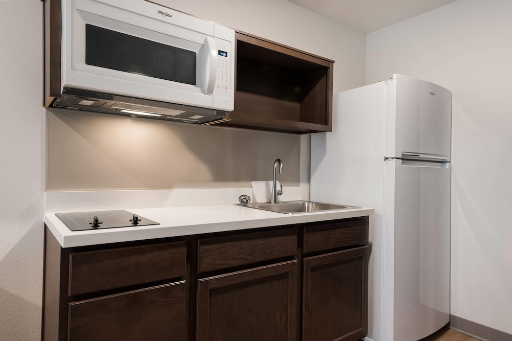 WoodSpring Suites Phoenix-Deer Valley 23/25