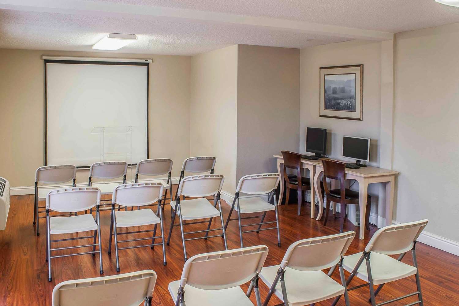 Rodeway Inn & Suites 13/16