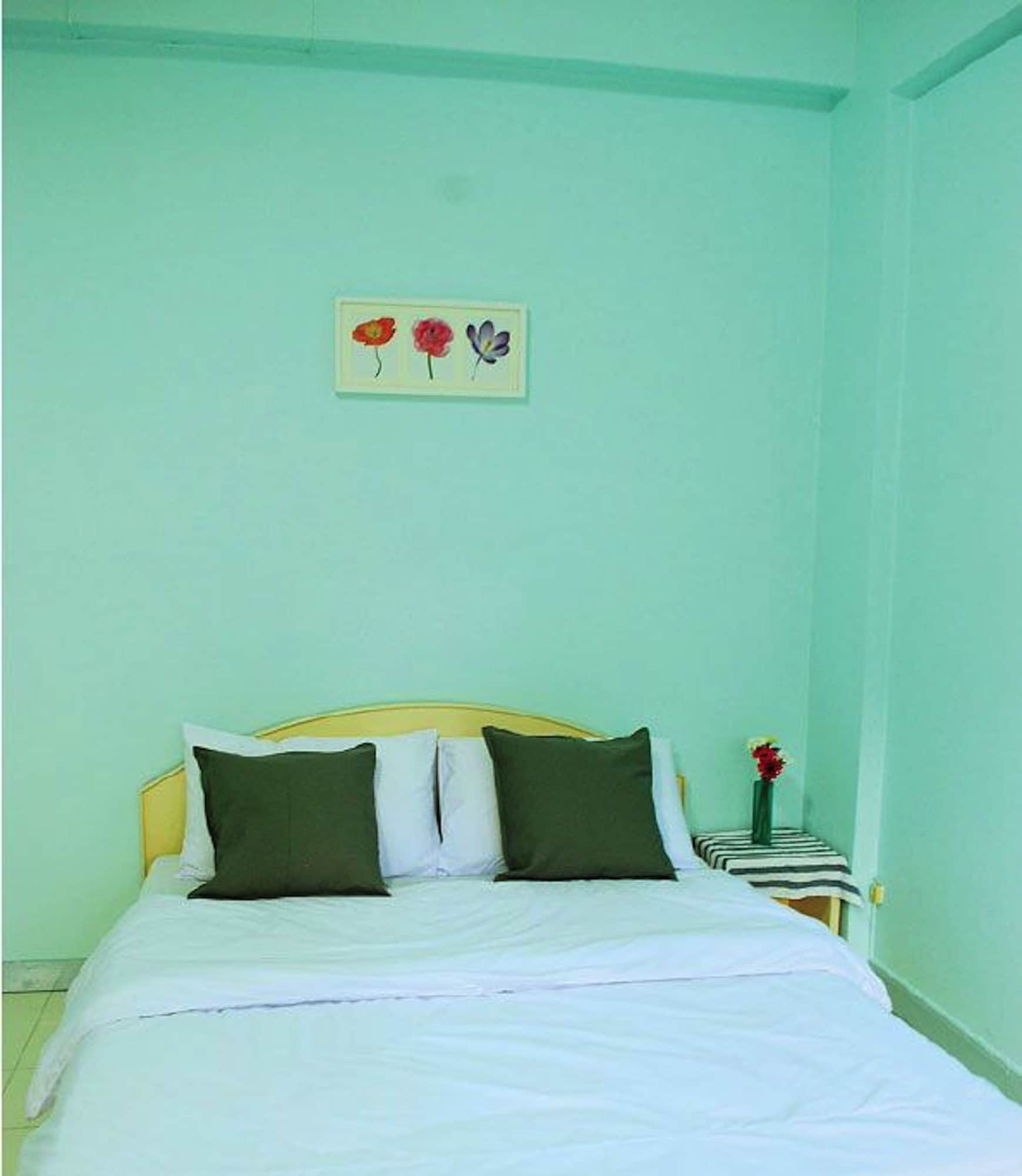 DELUXE, KING BED