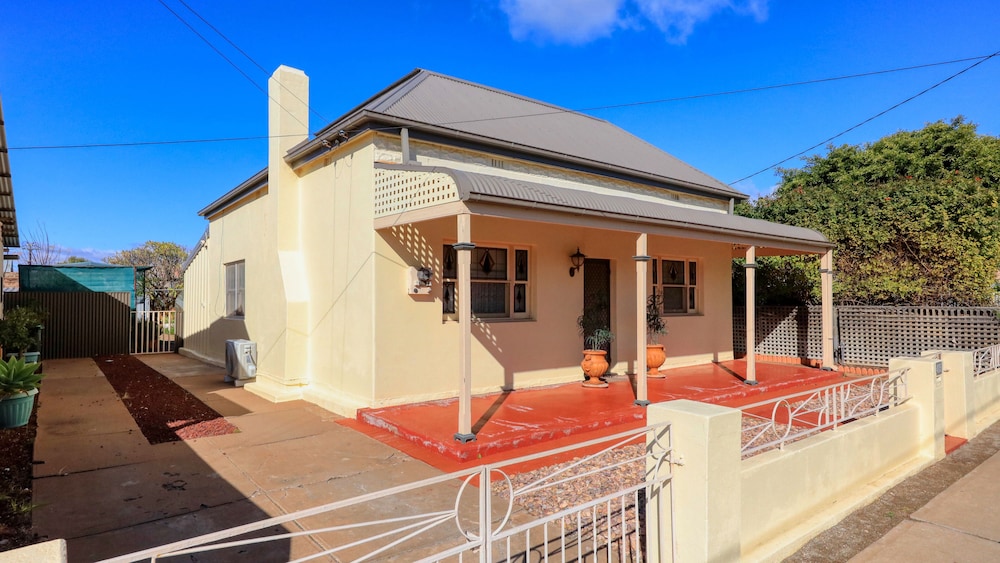CHARLES RASP MOTOR INN AND COTTAGES 2/56