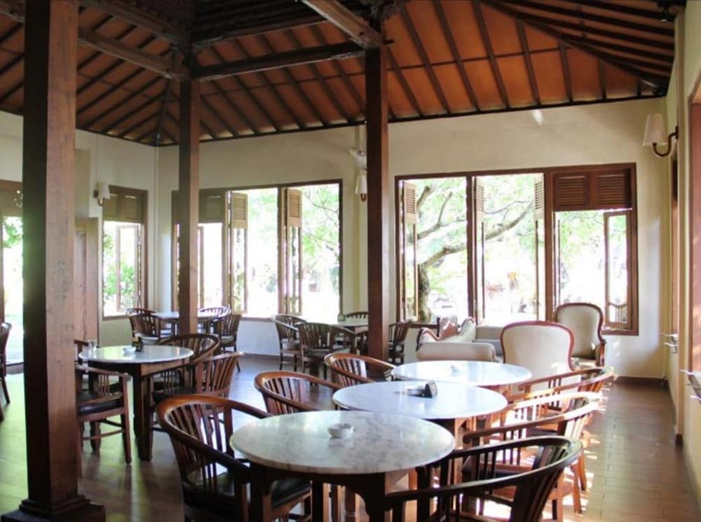 BESAKIH BEACH HOTEL 32/67