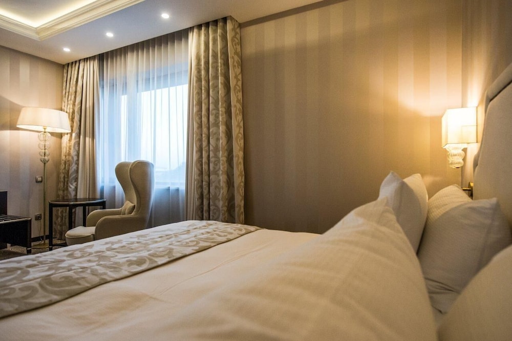 5 Star, Single, King Bed, Queen Bed