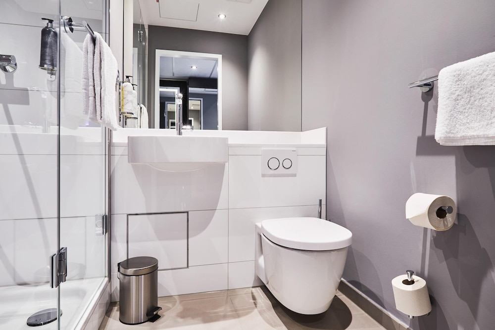 Standard, Quadruple, 2 Murphy Beds, Queen Bed، Premier Inn Cologne City Mediapark Hotel 8/8