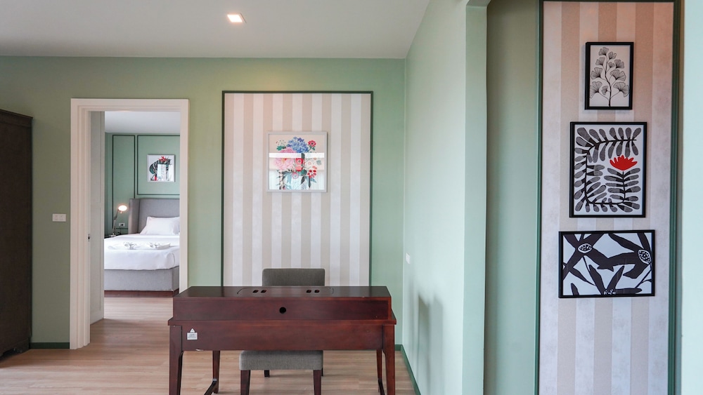 DLUX Condominium 6/44