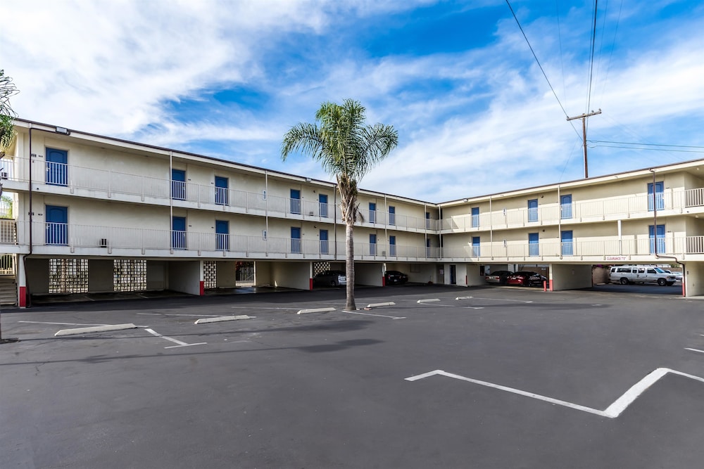 Motel6 Oceanside, CA - Marina 8/32