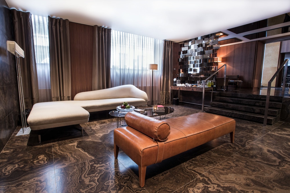 The Emblem Hotel 40/49