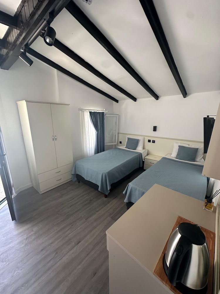 HOTEL LETOON 15/50
