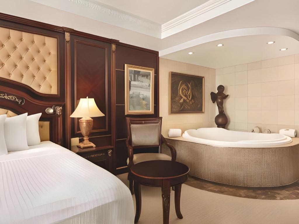 Upgrade, Suite, King Bed, Radisson Hotel Toronto Airport West 2/5