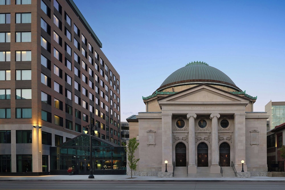 AC Hotel by Marriott Detroit at the Bonstelle 52/54