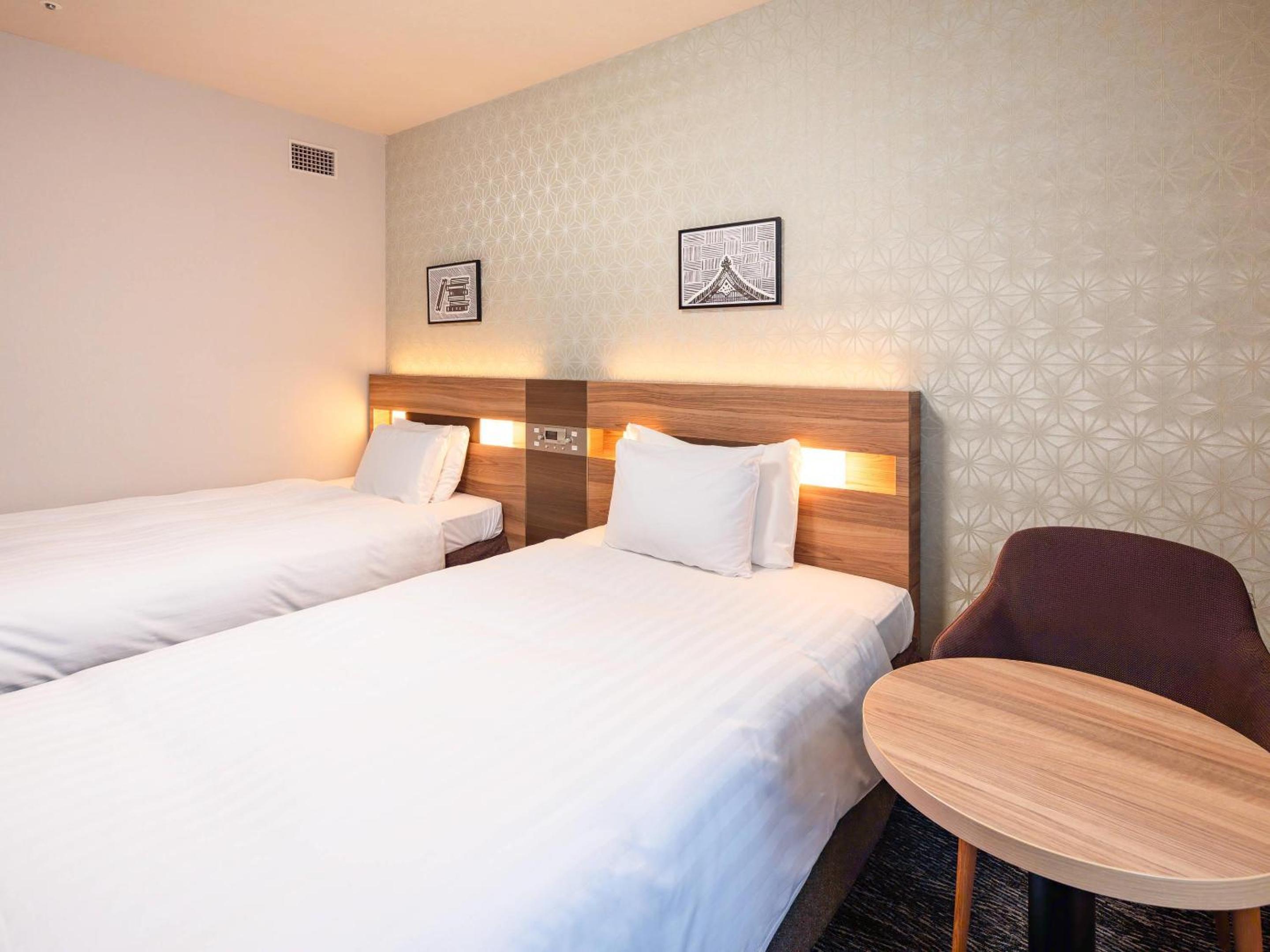 ROOM, TWIN BEDS